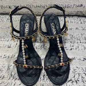 Chanel 2022 jewelry pendants sandals - size 36